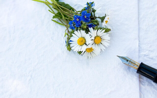 Tacka teamet för deras mod och skapa högpresterande team. Bild på tackkort och blommor.